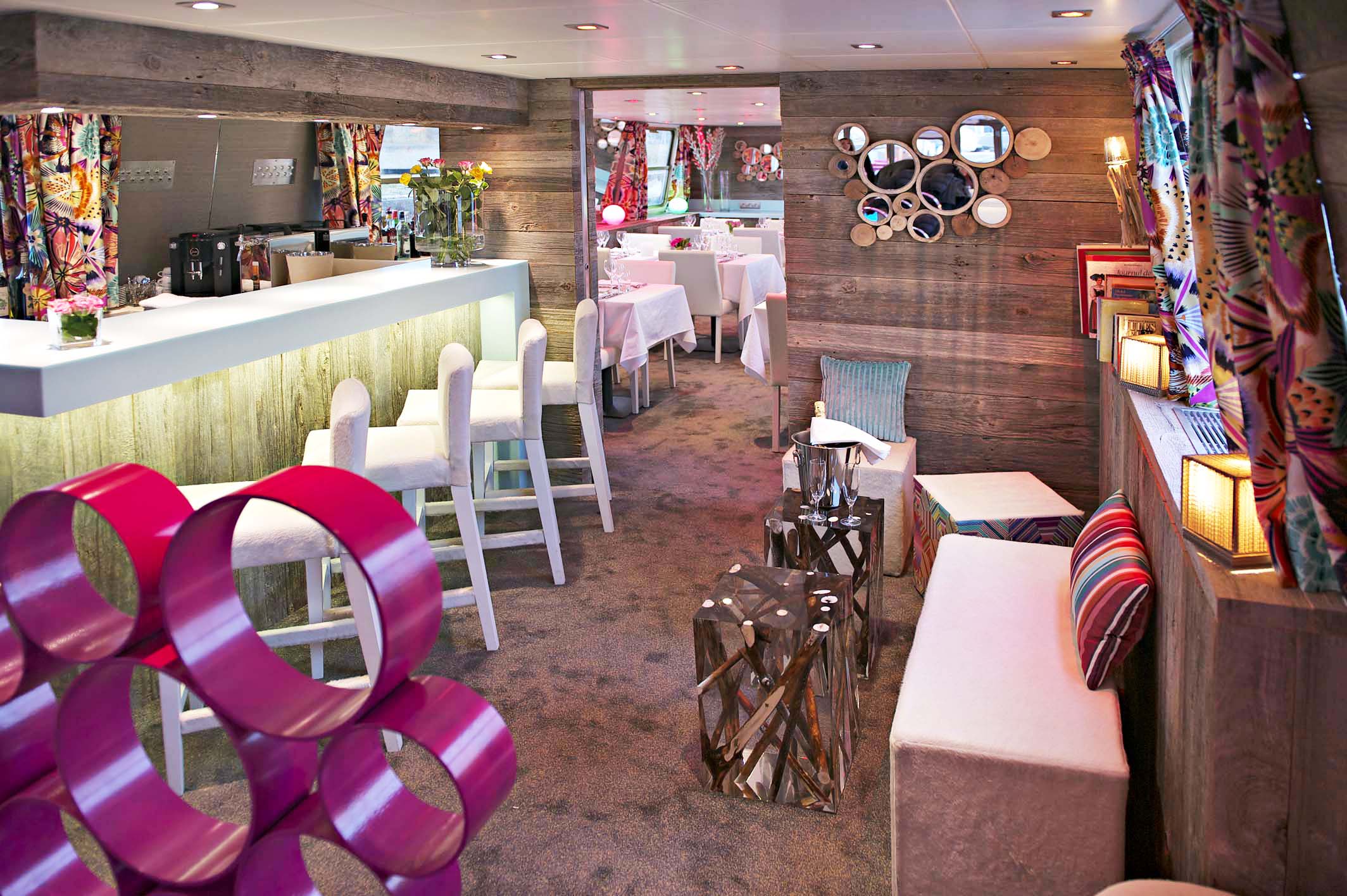 CroisiEurope Jeanine Bar 1.jpg